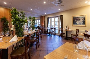 Fin restaurant med grønn dekorasjon. Bilde.
