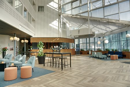 Fin lobby First Hotel Jönpöing. Bilde.
