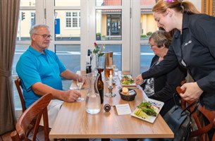 Gjester nyter mat på Foldens Hotel restaurant. Bilde.