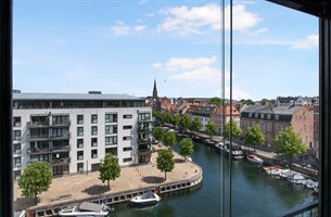 Fin bryggeutsikt fra hotellleilighet Christianshavn. Bilde.