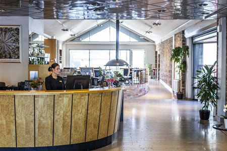 First Hotel Planetstaden resepsjon. Bilde.