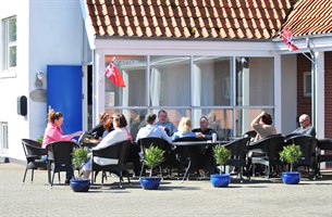 Gjester samler seg på konsert på Skagen Motel. Bilde.