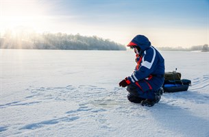 Isfiske på en frossen innsjø. Bilde.