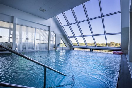 Fint svømmebasseng på First Hotel. Bilde.