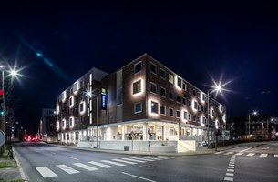 Hotell eksteriør om natten. Bilde.