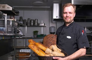 En mann med brød. Bilde.
