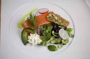 Mat på en tallerken. Bilde.