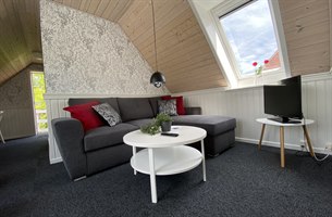 Suite med grå møbler. Bilde.