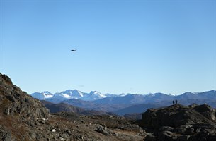 Helikopter sightseeing over fjellet. Bilde.