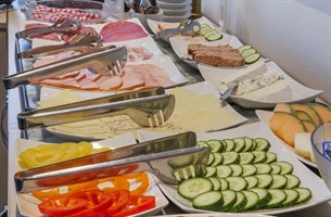 Deilig frokostbuffet med salami og grønnsaker. Bilde.