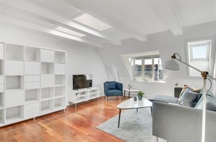 Moderne møbler ved stue Ettromsleilighet. Bilde.