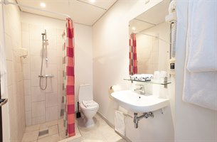Baderom Prinsen Aalborg av First Hotels. Bilde.