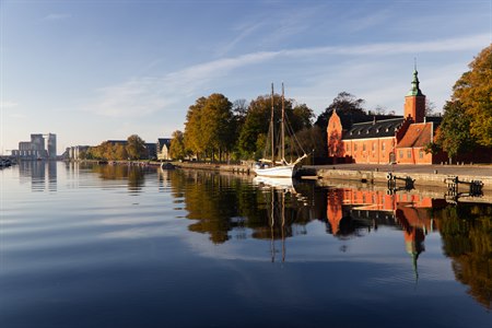 Nissan og Halmstad slott. Bilde.