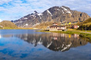 Vakkert landskap i Sisimiut by. Bilde.