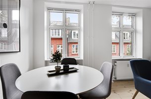 Fin stue Toromsleilighet Norrebro. Bilde.