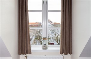 Vindusutsikt fra tre personer Standardrom. Bilde.