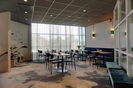 Frokostsalen First Hotel Jönpöing. Bilde.