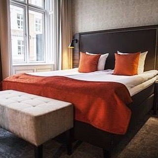 Med lidt mere plads er vores Superior-værelser moderne og funktionelle. Vores Superior værelser inkluderer gratis kaffe, te og en velkomst snackbakke.
Tjek flere værelsevariationer på https://www.firsthotels.dk/hoteller/danmark/kobenhavn/first-hotel-mayfair/varelser/ - 15.07.2024 08:45:19