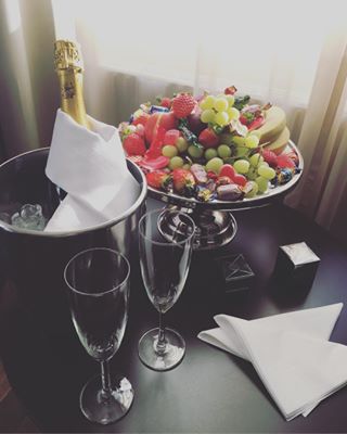 Mysig söndag 🍇🍏🥝🍓 Glöm inte att ni alltid kan lägga till lite extra mys direkt i bokningen när ni bokar på vår egna hemsida 💐 www.firsthotels.se #firsthotelwitt - 21.05.2024 16:16:58