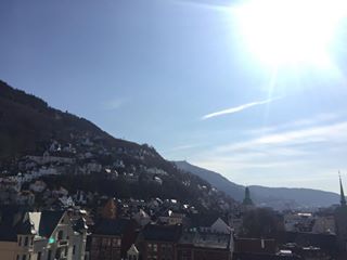 Nydelig vårvær i Bergen i dag☀️🌸 #firsthotelmarin #firsthotels #bergen #norway #sol #vær #utsikt #fløyen #ulriken #spring #visitnorway #visitbergen #takterrasse #nofilter - 12.04.2025 09:57:19