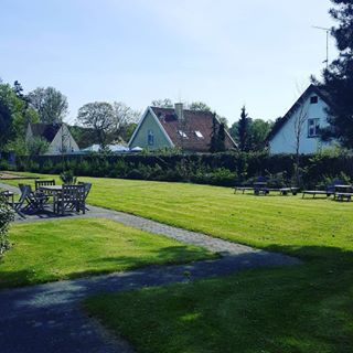 Ikke kun havudsigt, også have-udsigt. Foto: Cecilie.Evelyn @cecilie.evelyn #ihaven #garden #firsthotels #sol #varmforårsdag - 13.05.2024 13:57:46