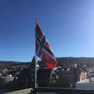 Vi på First Hotel Breiseth ønsker alle våre venner og gjester gratulerer med 1. mai😊 Våren har endelig ankommet Lillehammer og vi kan melde om skyfri himmel og god stemning☀️😎 #firsthotelsofficial #visitlillehammer #vårenharkommet #blåhimmel #1mai - 01.05.2025 06:37:47