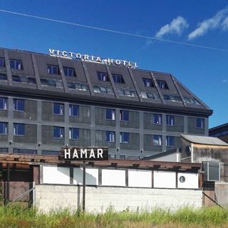 Kun 80m fra stasjonen finner du oss raskt om du kommer til Hamar med tog // Located only 80m from Hamar station we are only a short walk away if you arrive by train 🚂🚅🛤 #yoursecondhomeisfirst #firsthotelvictoria #firsthotels #nsb #nsbno #visithamarregionen #visithedmark #tog #jernbane #easytravel - 21.06.2024 13:18:55