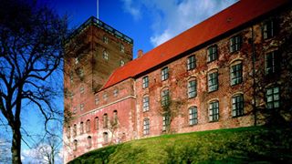 Grib din 🌂 og besøg det smukke, gamle kongeslot Koldinghus, som ligger blot et stenkast fra hotellet 🛎
Åben i dag fra 10-17.
#koldinghus #regnvejr #sommer #firsthotelkolding #firsthotels #yoursecondhome #familietid #museum #kongeslot #historie #kulturkolding - 27.07.2024 08:16:42