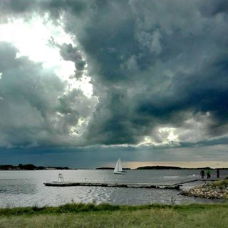 På den anden side af Limfjorden finder man den  fredfyldte Nørresundby park, perfekt til en gåtur eller en hyggelig picnic. #dramatic #nature #hotel #aalborg #firsthotelaalborg - 02.08.2024 16:15:49